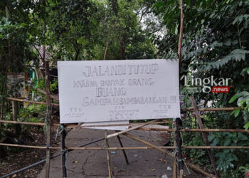 Sejumlah warga Kampung Ciapus, Kelurahan Sukamulya, Kecamatan Cikupa, Kabupaten Tangerang, Banten melakukan aksi pemblokiran atau penutupan jalan akibat adanya pembuangan sampah liar di lokasi tersebut. (Antara/Lingkar.news)