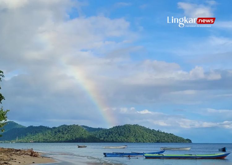POTRET: Suasana pagi hari di pesisir pantai di Kampung Malaumkarta, Distrik Makbon, Kabupaten Sorong, Papua Barat Daya, Selasa, 6 Juni 2023. (Antara/Lingkar.news)
