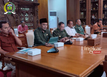 SAMBUTAN: Ketua Dewan Perwakilan Rakyat Daerah (DPRD) Kabupaten Jepara, Haizul Ma'arif (Gus Haiz) saat menghadiri Forum Group Discussion (FGD) Forkopimda bersama Tokoh Agama di Kabupaten Jepara yang bertempat di Ruang Command Center Setda Jepara, Selasa 11 Juni 2024. (Tomi Budianto/Lingkar.news)