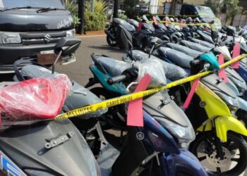 BARANG BUKTI: Barang bukti berupa puluhan sepeda motor dari dua orang tersangka sindikat interbasional penggelapan sepeda motor yang akan dikirim ke Afrika Selatan. (Antara/Lingkar.news)
