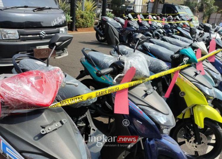 BARANG BUKTI: Barang bukti berupa puluhan sepeda motor dari dua orang tersangka sindikat interbasional penggelapan sepeda motor yang akan dikirim ke Afrika Selatan. (Antara/Lingkar.news)