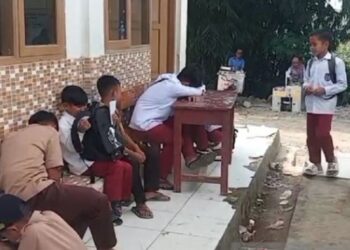 BELAJAR: Sejumlah pelajar SDN 5 Cilimus yang berada di Kampung Cilimus, Desa Nangerang, Kecamatan Jampangtengah, Kabupaten Sukabumi menumpang KBM di SMPN 5 Jampangtengah. (Antara/Lingkar.news)