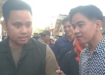 Bakal Calon Wali Kota Semarang, Dico M. Ganinduto (kiri) dan Wakil Presiden Terpilih Gibran Rakabuming Raka (kanan) saat blusukan ke Perkampungan Nelayan Mangkang, Semarang pada Sabtu, 20 Juli 2024. (Unggul Priambodo/Lingkar.news)