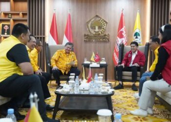 Ketua Umum Golkar, Airlangga Hartarto (kiri), bersama Ketua Umum PSI, Kaesang Pangarep (kanan) membahas sosok calon untuk Pilkada di , di Kantor DPP Partai Golkar, Jakarta, Kamis, 11 Juli 2024. (Antara/Lingkar.news)