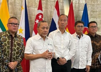 Menteri Perdagangan (Mendag) Zulkifli Hasan dan Menteri Perindustrian (Menperin) Agus Gumiwang Kartasasmita usai melakukan pertemuan di Kantor Kementerian Perdagangan, Jakarta, Jumat, 19 Juli 2024. (Antara/Lingkar.news)