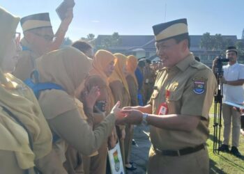BERSALAMAN: Sekretaris Daerah Kabupaten Tangerang, Moch Maesyal Rasyid, bersalaman dengan ASN Pemkab Tangerang. (Antara/Lingkar.news)