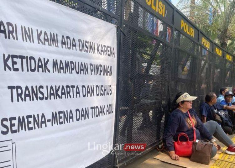 DEMO: Suasana demonstrasi yang dilakukan pengemudi Mikrotrans di depan Balai Kota, Jakarta, Selasa, 30 Juli 2024. (Antara/Lingkar.news)