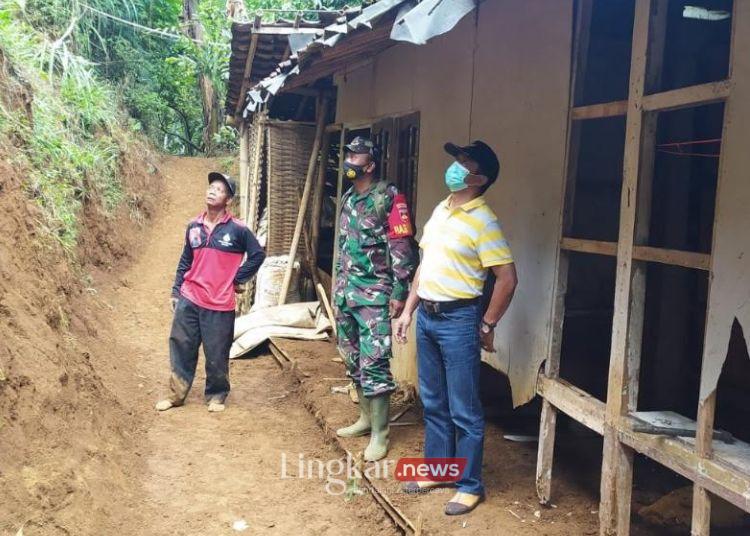 MENINJAU: Tim Dinas Perumahan Rakyat dan Kawasan Permukiman (Disperkim) Kabupaten Kendal meninjau rumah warga terdampak bencana di Desa Tamanrejo, Kecamatan Sukorejo, Kabupaten Kendal. (Disperkim Kendal/Lingkar.news)