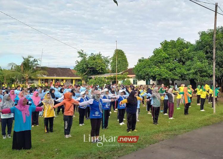 SENAM: Jajaran lintas sectoral di Kecamatan Gemuh, Kabupaten Kendal mengikuti senam di Lapangan Bhakti Gemuhblanten, Jumat, 5 Juli 2024. (Arvian Maulana/Lingkar.news)