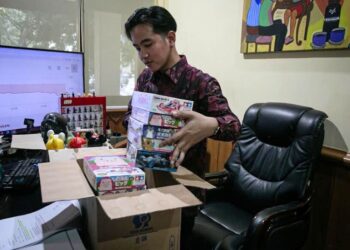 BERKEMAS: Wali Kota Solo Gibran Rakabuming Raka mengemasi barang miliknya di meja kerja Balai Kota Solo usai mengajukan surat pengunduran diri ke DPRD Kota Solo, Jawa Tengah, Selasa, 16 Juli 2024. (Antara/Lingkar.news)
