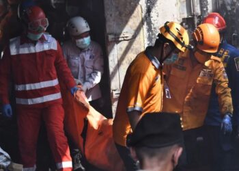 EVAKUASI: Petugas gabungan dari BPBD, PMI dan relawan mengangkat sesosok jasad ketika terjadi kebakaran gudang toko perabotan rumah tangga di Jalan Tugu, Jati Kramat, Bekasi, Jawa Barat, Rabu, 3 Juli 2024. (Antara/Lingkar.news)