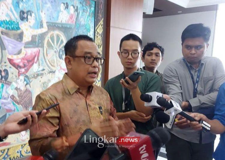 Koordinator Staf Khusus Presiden Ari Dwipayana menyampaikan keterangan pers di Gedung Sekretariat Negara, Jakarta. (Antara/Lingkar.news)