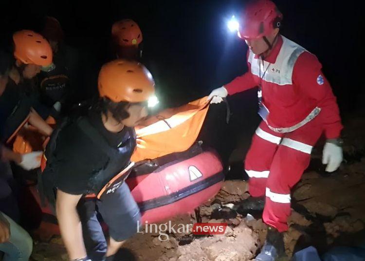 EVAKUASI: Tim SAR dari petugas gabungan BPBD Tangerang saat berhasil melakukan evakuasi korban tenggelam di area Danau Proyek Citra di Kecamatan Cisauk, Kabupaten Tangerang, Selasa, 16 Juli 2024. (Antara/Lingkar.news)