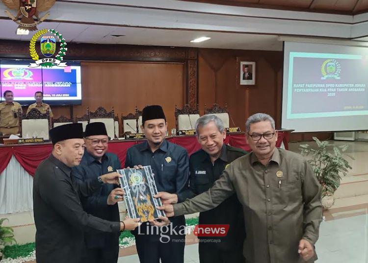 SIMBOLIS: Ketua DPRD Jepara, Haizul Ma'arif (tengah) didampingi pimpinan DPRD Jepara menerima draft rancangan KUA PPAS tahun anggaran 2025 dari Penjabat Bupati Jepara Edy Supriyanta (kiri) pada Senin, 15 Juli 2024. (Tomi Budianto/Lingkar.news)