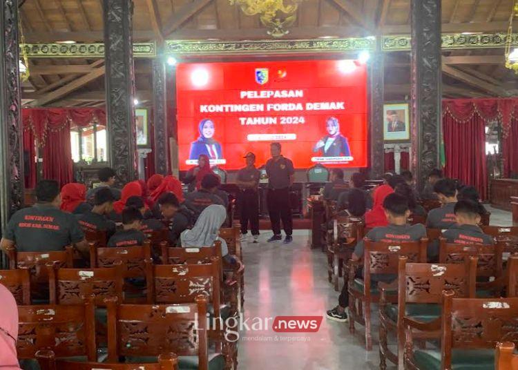 BERI ARAHAN: Panitia Festival Olahraga Rekreasi Masyarakat Daerah (Forda) Jawa Tengah memberikan arahan kepada kontingen Kabupaten Demak sebelum berangkat ke Banyumas pada Kamis, 4 Juli 2024. (M. Burhanuddin Aslam/Lingkar.news)