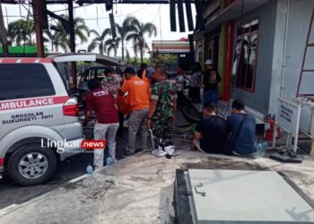 EVAKUASI: Tim inafis mengevakuasi korban dalam insiden kebakaran di SPBU Bakalan Kecamatan Dukuhseti, Kabupaten Pati pada Selasa, 2 Juli 2024. (Kamtib Dukuhseti/Lingkar.news)