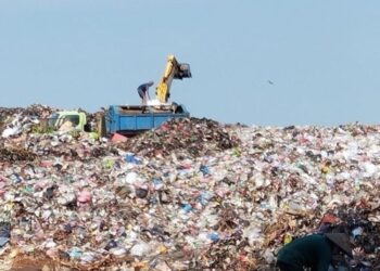 MENUMPUK: Ekskavator saat menurunkan sampah dari truk sebelum ditata agar lokasi Tempat Pembuangan Akhir (TPA) Tanjungrejo, Kecamatan Jekulo, Kabupaten Kudus, Jawa Tengah. (Antara/Lingkar.news)