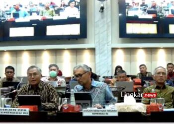 RAPAT: Direktur Jenderal Pengelolaan Pembiayaan dan Risiko Kementerian Keuangan Suminto saat Rapat Dengar Pendapat (RDP) dengan Komisi XI DPR di Jakarta, Selasa, 2 Juli 2024. (Antara/Lingkar.news)