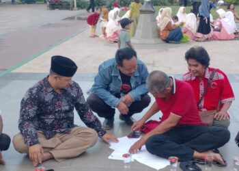 DUKUNGAN TERUS MENGALIR: Balon Bupati Pati Agus Sunarko (berpeci hutam) menggelar tasyakuran usai mendapat dukungan dari Komunitas Semar Pendem dan 11 PAC PDIP di Alun-alun Simpang Lima, Pati, Jawa Tengah, Sabtu, 6 Juli 2024. (Arif Febriyanto/Lingkar.news)