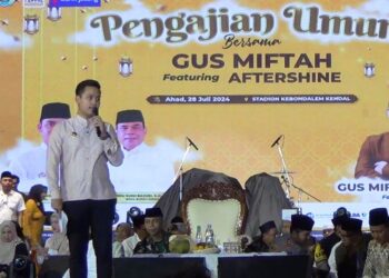 BERPAMITAN: Bupati Kendal, Dico M. Ganinduto menyampaikan untaian kata kepada masyarakat Kendal saat penutupan Pekan Raya Kendal pada Minggu, 28 Juli 2024 malam. (Pemkab Kendal/Lingkar.news)