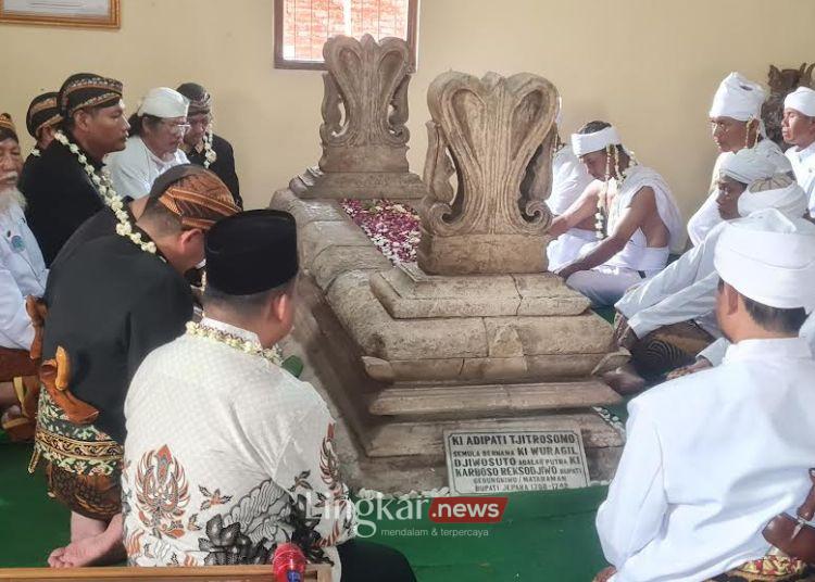 ZIARAH: Tampak sejumlah warga dan keluarga besar Yayasan Tjitrosomo berdoa di depan Makam Citrosomo I, Desa Sendang, Kecamatan Kalinyamatan, Kabupaten Jepara pada Kamis, 25 Juli 2024. (Muhammad Aminudin/Lingkar.news)