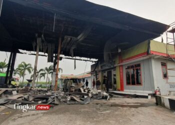 HANGUS: Kondisi di SPBU Bakalan, Kecamatan Dukuhseti, Kabupaten Pati usai mobil Espaz terbakar saat isi bensin pada Selasa, 2 Juli 2024 dini hari. (Kamtib Dukuhseti/Lingkar.news)