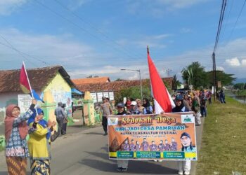 SIMBOLIS: Camat Gemuh, Kartini, melepas peserta kirab budaya kegiatan merti desa di Desa Pamriyan, Kecamatan Gemuh, Kabupaten Kendal, Minggu, 7 Juli 2024. (Arvian Maulana/Lingkar.news)
