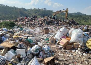 OVER KAPASITAS: Kondisi TPA Blondo, Kecamatan Bawen, Kabupaten Semarang tampak sudah penuh sampah. (Hesty Imaniar/Lingkar.news)