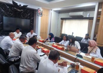 DISKUSI: Kepala BBPOM Jateng, Lintang Purbajaya, bersama jajarannya berdiskusi dengan Bupati Rembang, Abdul Hafidz, tentang pengawasan makanan di lantai 2 Gedung Bupati, Kabupaten Rembang, Rabu, 3 Juli 2024. (Vicky Rio/Lingkar.news)