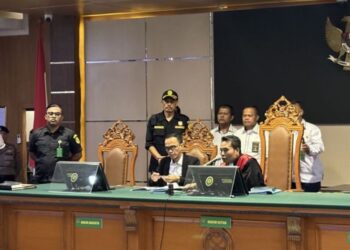 SIDANG: Hakim tunggal Eman Sulaeman saat sidang putusan di Pengadilan Negeri Bandung (PN) Bandung, Jawa Barat, Senin, 8 Juli 2024. (Antara/Lingkar.news)