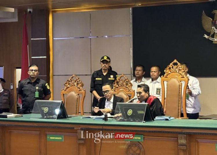 SIDANG: Hakim tunggal Eman Sulaeman saat sidang putusan di Pengadilan Negeri Bandung (PN) Bandung, Jawa Barat, Senin, 8 Juli 2024. (Antara/Lingkar.news)