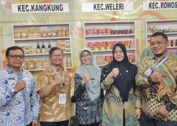 KOMPAK: Peserta Pekan Raya Kendal 2024 tampak kompak untuk memamerkan produk unggulan dari UMKM setempat. (Pemerintah Kecamatan Gemuh/Lingkar.news)