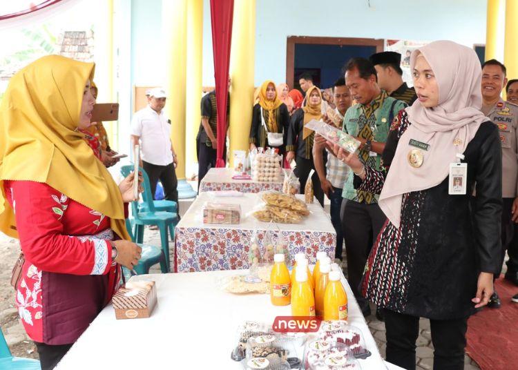 BERTRANSAKSI: Bupati Demak, Eisti’anah (kanan) membeli produk UMKM di Aula Balaidesa Tlogorejo, Karangawen, Selasa, 2 Juli 2024. (Pemkab Demak/Lingkar.news)