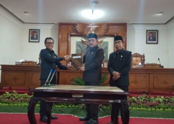 SIMBOLIS: Penyerahan dokumen KUA-PPAS dari Pj. Bupati pada Ketua DPRD Kabupaten Tulungagung di kantor DPRD Tulungagung, Rabu, 10 Juli 2024. (Antara/Lingkar.news)
