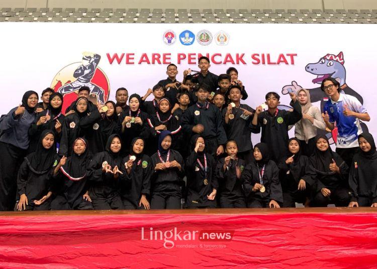 FOTO BERSAMA: Atlet pencak silat Padepokan Bangau Ruyung Kudus foto bersama usai mengikuti International Indonesian Student Pencak Silat Open Championship 2024 di Padepokan Silat Taman Mini Indonesia Indah (TMII) pada 8 Juli 2024. (Bangau Ruyung Kudus/Lingkar.news)