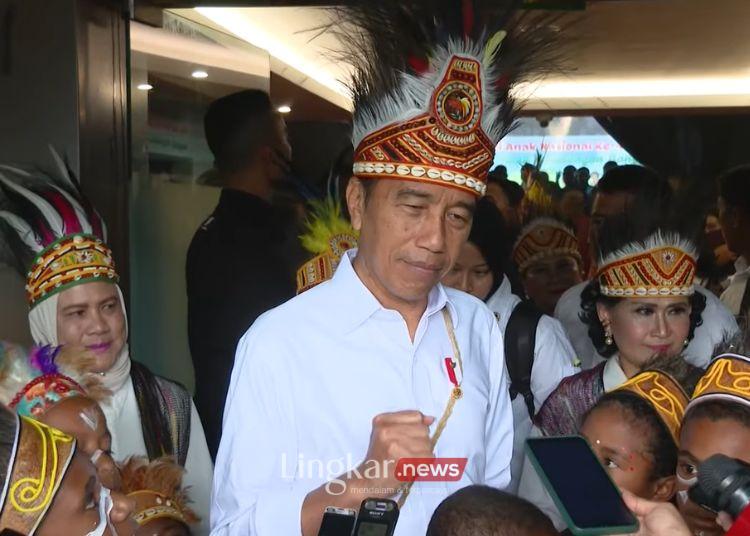 TANGKAPAN LAYAR: Presiden Republik Indonesia, Joko Widodo (Jokowi), didampingi Ibu Negara Iriana Jokowi (kiri) usai menghadiri perayaan Hari Anak Nasional (HAN) ke-40 di Istora Papua Bangkit, Jayapura, Papua, Selasa, 23 Juli 2024. (YouTube Sekretariat Presiden RI/Lingkar.news)