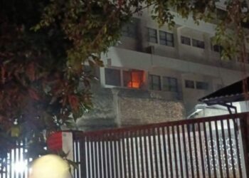 TERBAKAR: Tampak kobaran api di Ruang arsip Kantor Suku Dinas (Sudin) Kesehatan Jakarta Pusat (Jakpus) di Jalan Percetakan Negara, RT 02/03, Kelurahan Rawasari, Cempaka Putih, Jakarta Pusat pukul 01.30 WIB. (Antara/Lingkar.news)