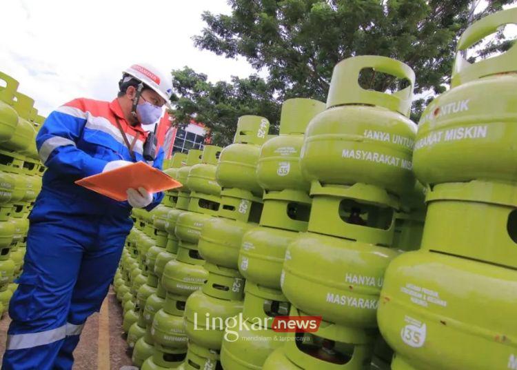 MEMERIKSA: Petugas tengah mengecek stok elpiji 3 kg di Terminal BBM Terpadu Balikpapan. (Antara/Lingakr.news)