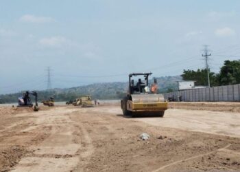 PROYEK: Alat berat diterjunkan dalam pembangunan sentra industri hasil tembakau (SIHT) di Kecamatan Jekulo, Kabupaten Kudus. (Antara/Lingkar.news)