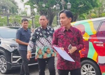 Wali Kota Surakarta Gibran Rakabuming Raka dengan Wakil Wali Kota Teguh Prakosa tiba di Kantor DPRD Kota Surakarta, Jawa Tengah, Selasa, 16 Juli 2024. (Antara/Lingkar.news)