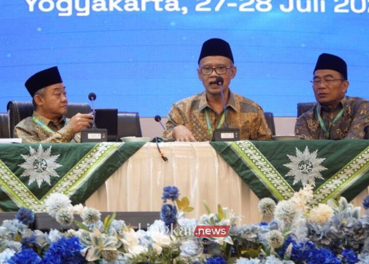 Ketua Umum PP Muhammadiyah Haedar Nashir (tengah) saat konfernsi pers di Universitas Aisyiyah (Unisa) Yogyakarta, Sleman, Daerah Istimewa Yogyakarta, Minggu,28 Juli 2024. (PP Muhammadiyah/Lingkar.news)