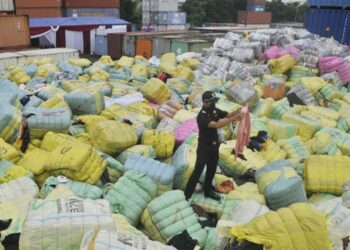INSPEKSI: Petugas Bea Cukai memeriksa barang bukti pakaian bekas impor ilegal di Tempat Penimbunan Pabean (TPP) Cikarang, Kabupaten Bekasi, Jawa Barat, Selasa, 28 Maret 2024. (Antara/Lingkar.news)