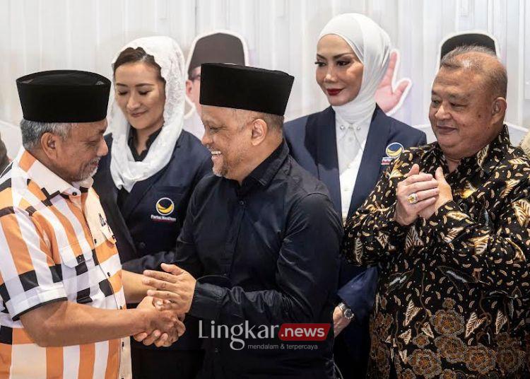 Bakal calon gubernur Jawa Barat Ilham Akbar Habibie (tengah) berjabat tangan dengan Presiden PKS Ahmad Syaikhu (kiri) dalam konferensi pers usai melakukan pertemuan tertutup di Kantor DPP PKS, Jakarta. (Antara/Lingkar.news)