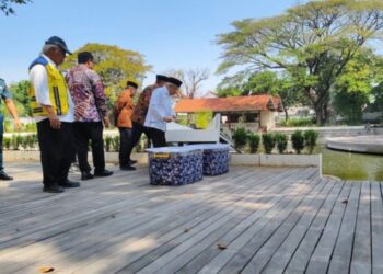 Wakil Presiden Ma'ruf Amin memasukkan ikan ke kolam Taman Balekambang pada peresmian penataan Taman Balekambang Solo, Jawa Tengah, Kamis, 25 Juli 2024. (Antara/Lingkar.news)