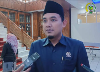 Ketua DPRD Kabupaten Jepara, Haizul Ma'arif memberikan keterangan kepada wartawan usai Rapat Paripurna Penjelasan Bupati Atas Hak Interpelasi DPRD tentang Pencabutan Izin PT. BPR Bank Jepara Artha (BJA), Rabu, 10 Juli 2024. (Tomi Budianto/Lingkar.news)
