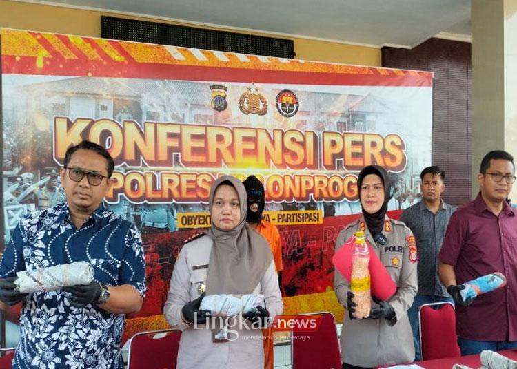 Kapolres Kulon Progo AKBP Nunuk Setiyowati menunjukan barang bukti penggagalan penyelundupan benih lobster ke Vietnam melalui Bandara Internasional Yogyakarta. (Antara/Lingkar.news)