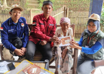 Petugas Pantarlih di Purwakarta temukan pemilih yang berusia di atas 100 tahun (kedua dari kanan). (Antara/Lingkar.news)