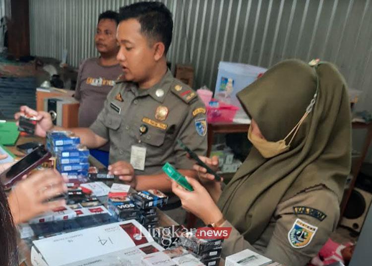 Satpol PP Demak bersama tim gabungan saat melakukan pengecekan rokok ilegal di salah satu warung/toko di Kecamatan Mranggen, Selasa, 9 Juli 2024. (Dok. Lingkar.news)