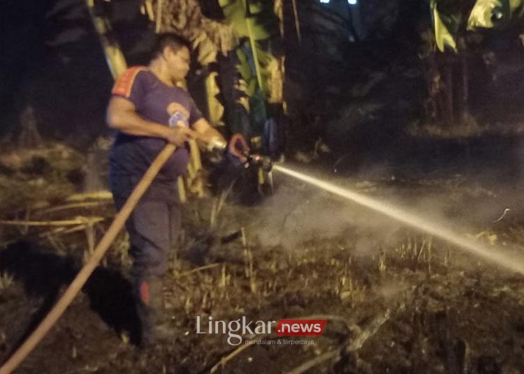 Personel Damkar Demak memadamkan sisa-sisa api yang membakar lahan di wilayah Mangunjiwan, Demak, Sabtu, 13 Juli 2024. (Dok. Lingkar.news)