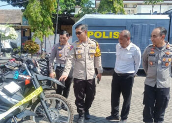 Kapolres Situbondo AKBP Dwi SR didampingi Kasat Reskrim AKP Momon dan Wakapolres mengecek sembilan unit sepeda motor diduga bodong. (Antara/Lingkar.news)